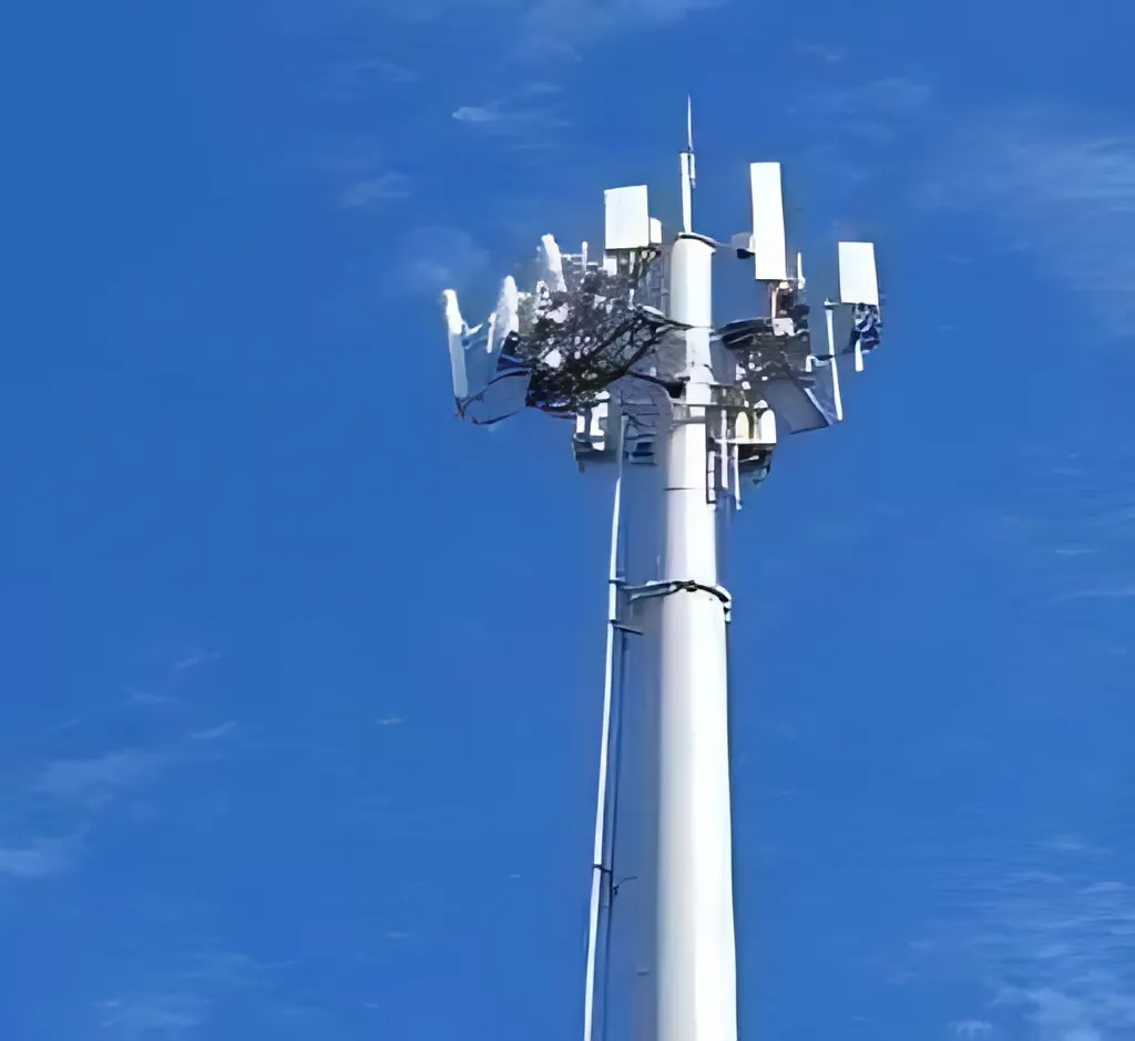 Monopolo con antenas instaladas
